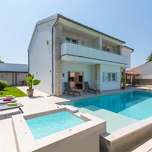 https://villa-irena-with-private-pool-in-porec.in-istria.net